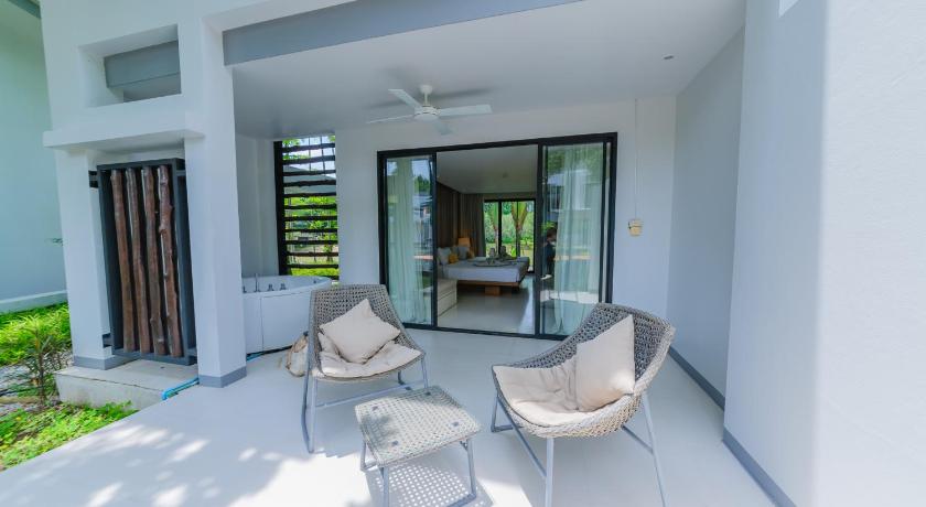 รูปของแกรนด์ จากุซซี พร้อมทางเข้าสระว่ายน้ำ (Grand Jacuzzi Pool Access) 10