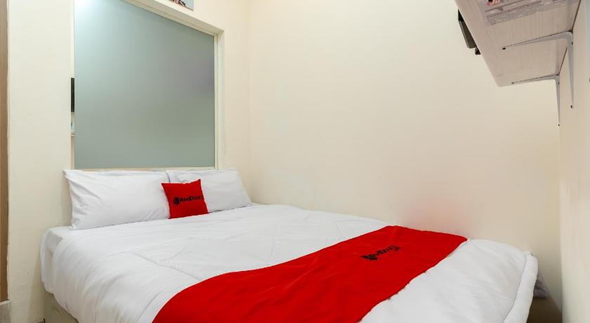 RedDoorz Plus Near RS Royal Taruma Grogol