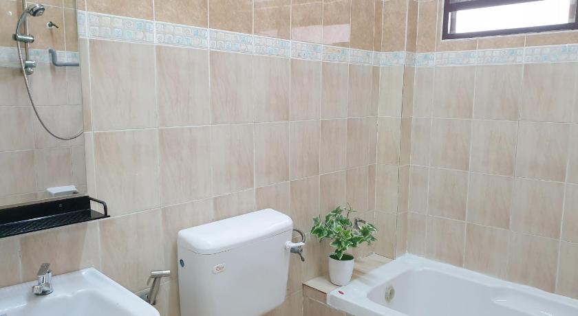 Airport Garden Stay #corner hoise 5 rooms #free wifi #parking #tv chanel photo