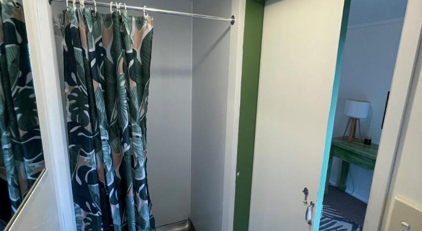 Image of Queen Room with Private Bathroom 5