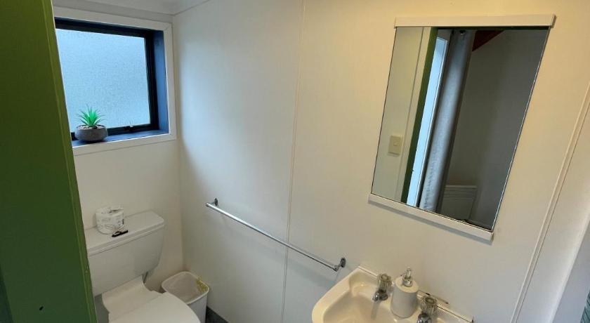 Image of Queen Room with Private Bathroom 2
