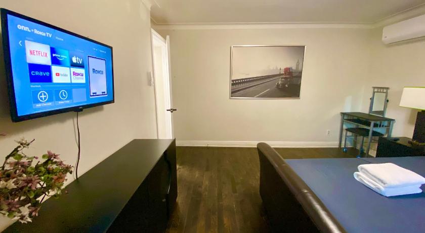 Affordable, Smart TV, Shared Kitchen, 20minutes to Downtown Montreal photo