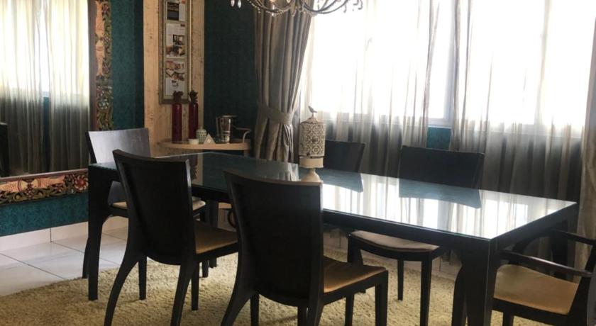 a dining room table and chairs in a room, Amisha Home Design & Comfortable 2 Bedrooms Apartment in Kuala Lumpur