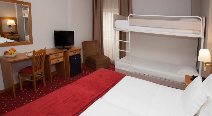 Image of Family Room (2 Adults + 2 Children) 4
