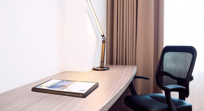 Image of Deluxe Queen Room with City View - Smoking 8