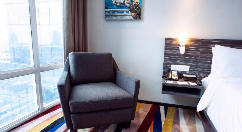 Image of Deluxe Queen Room with City View - Smoking 5