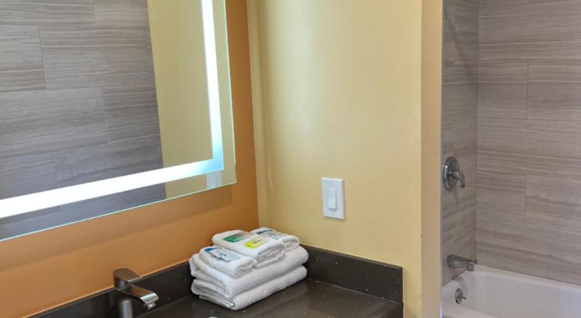 Industry Inn & Suites photo