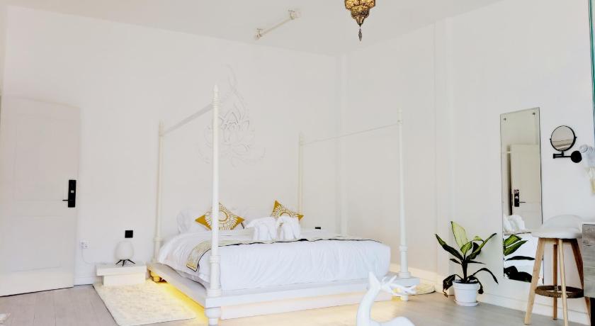 Image of Deluxe King Room 0