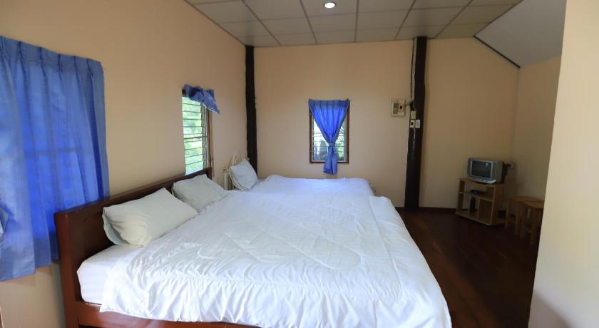 a bedroom with a bed and a window, banrainaifun in Ratchaburi