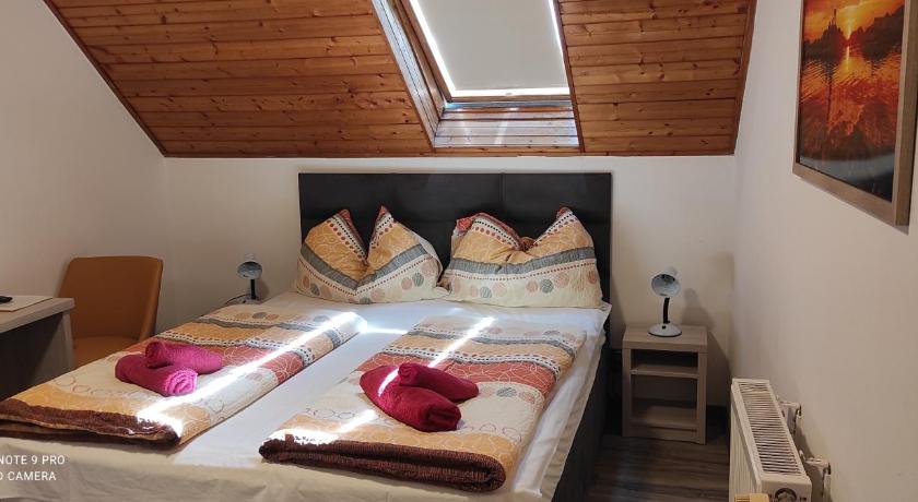 a bedroom with a bed and a dresser, Silatti Panzio-Apartmanhaz in Keszthely