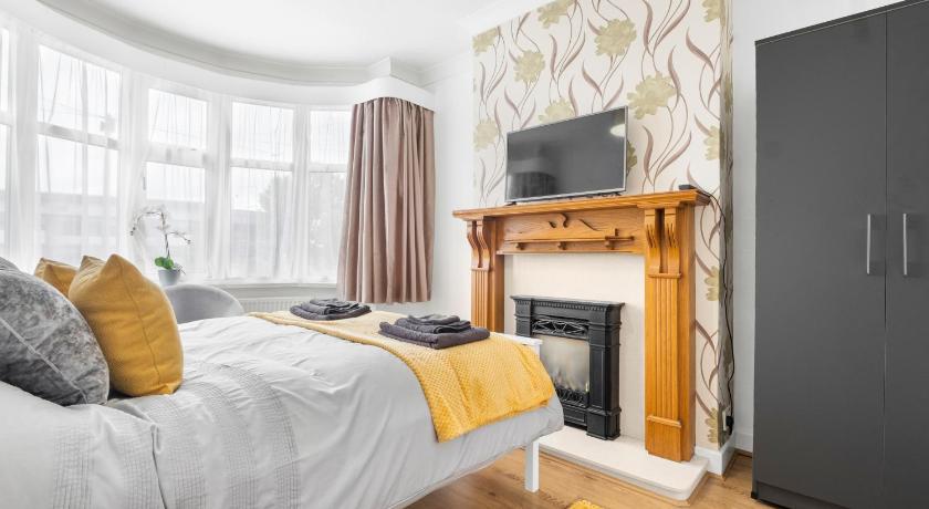 Spacious 4 Bedroom House located near BHX & NEC - image 44