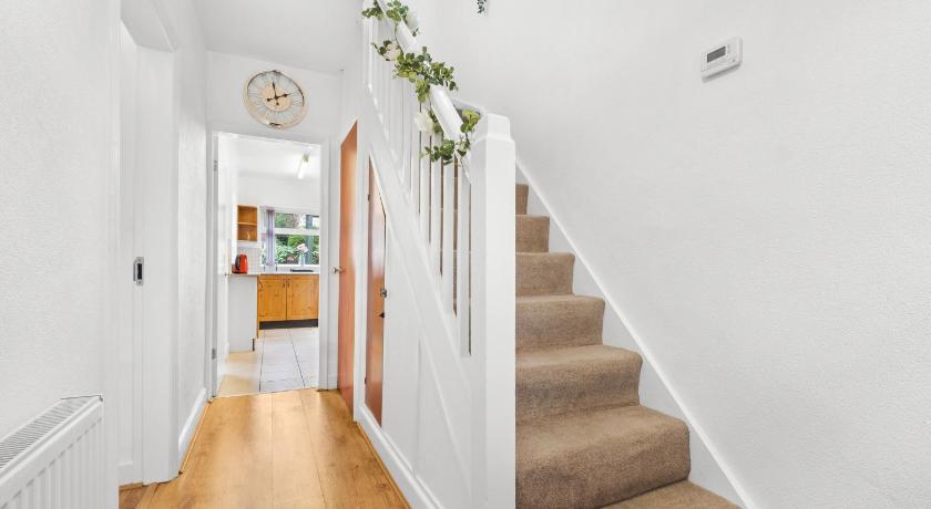 Spacious 4 Bedroom House located near BHX & NEC - image 46