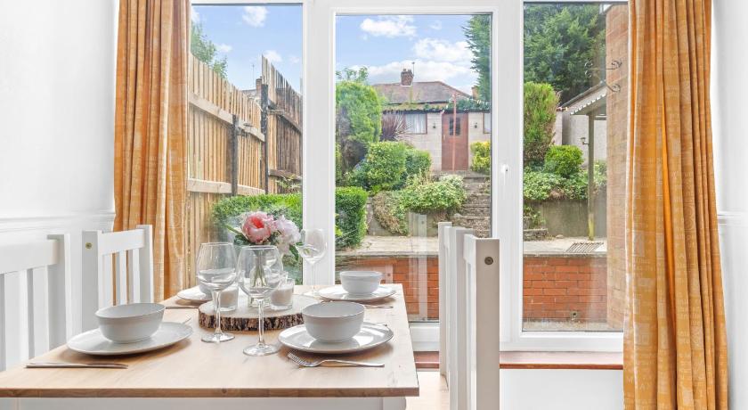 Spacious 4 Bedroom House located near BHX & NEC - image 47