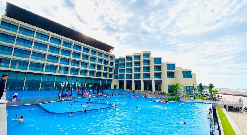 a swimming pool filled with lots of blue water, Muong Thanh Luxury Xuan Thanh Hotel in Ha Tinh
