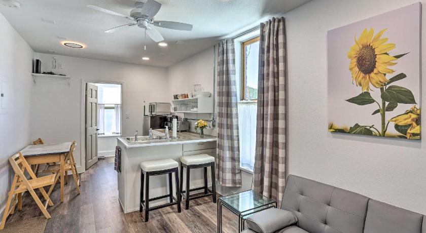 Modern Custer Apt - Walk to Shops and Dining! — Hotel in Custer (SD)