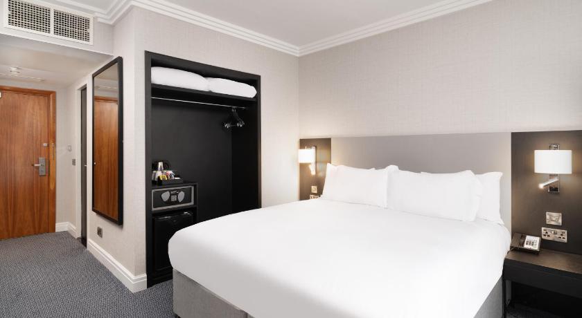 Image of Family Room With 15 Days Meet and Greet Parking 4
