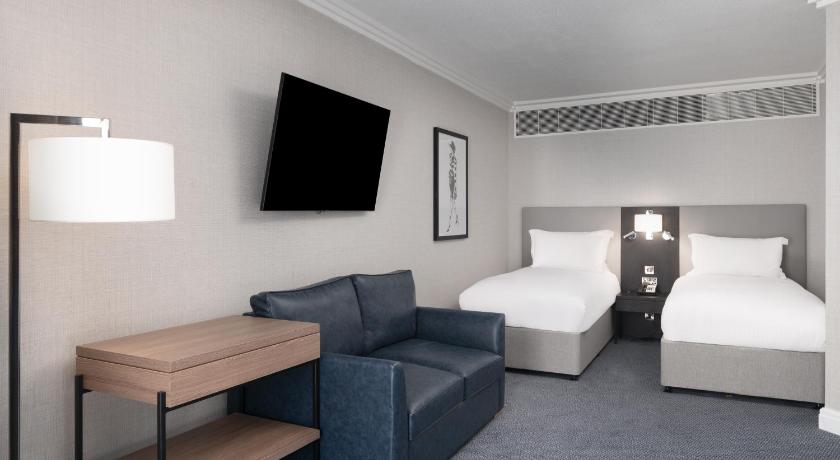 Image of Family Room With 15 Days Meet and Greet Parking 8
