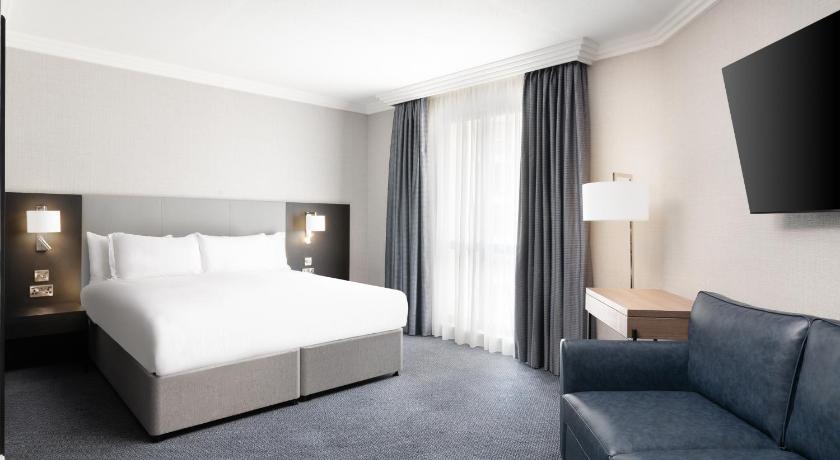 Image of Family Room With 15 Days Meet and Greet Parking 1