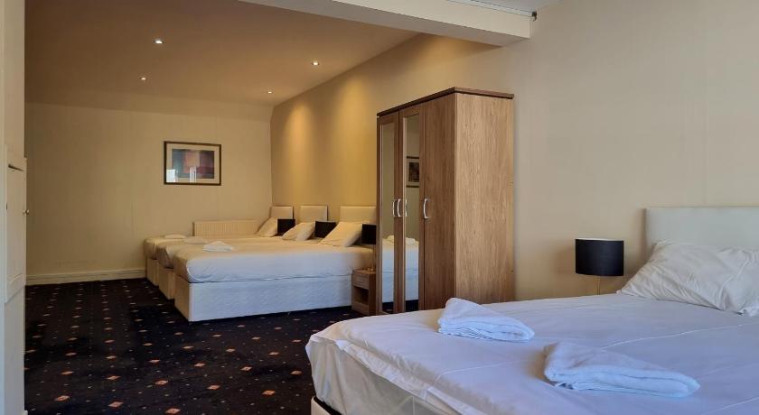 Image of Family Room with Shared Bathroom 4