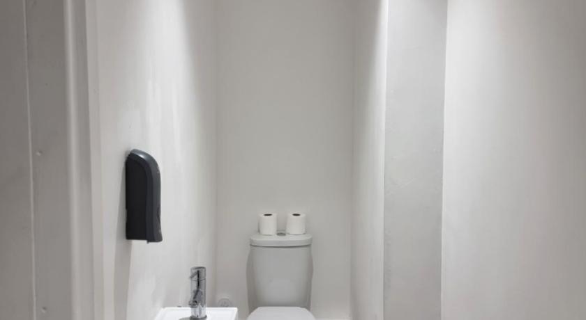 Image of Family Room with Shared Bathroom 8