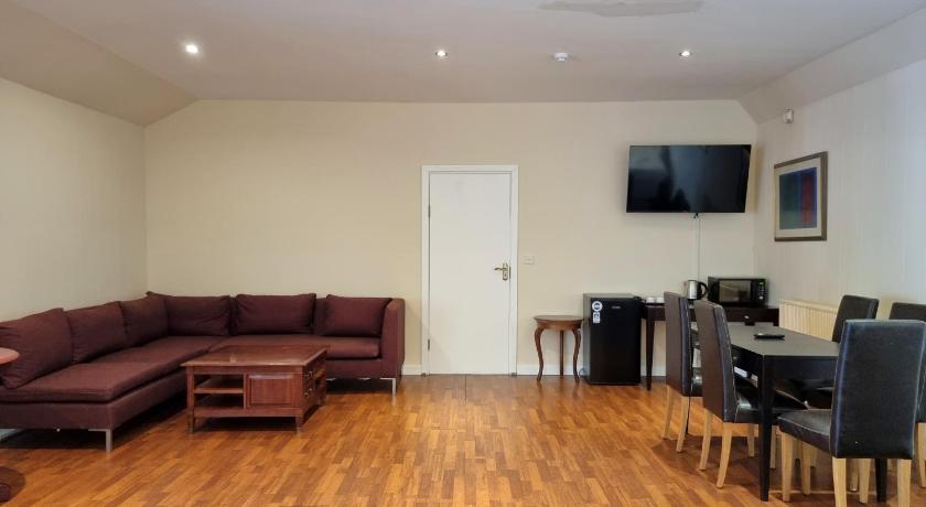 Image of Family Room with Shared Bathroom 7