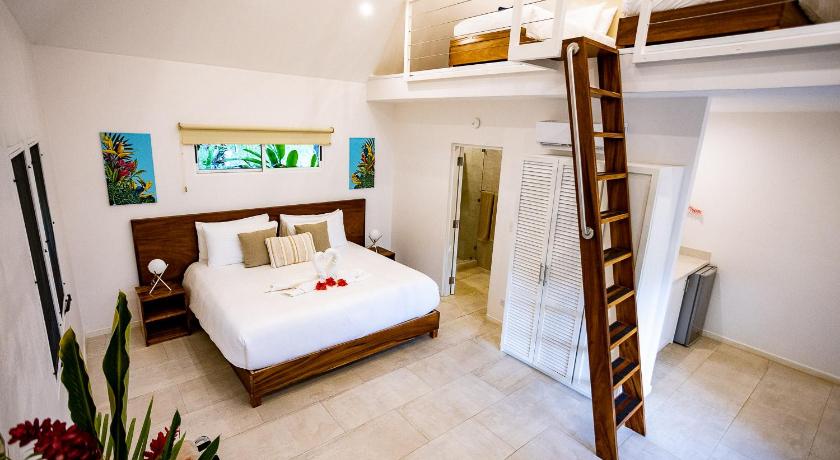 Aves Hotel Montezuma photo