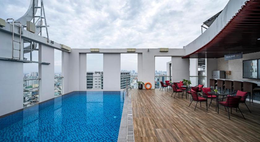 a large room with a pool, chairs, and a pool table, Khach san Muong Thanh Luxury Saigon Hotel in Ho Chi Minh City