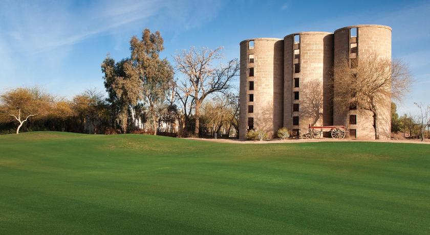 a large building with a grassy area in front of it, The Legacy Golf Resort in Phoenix (AZ)