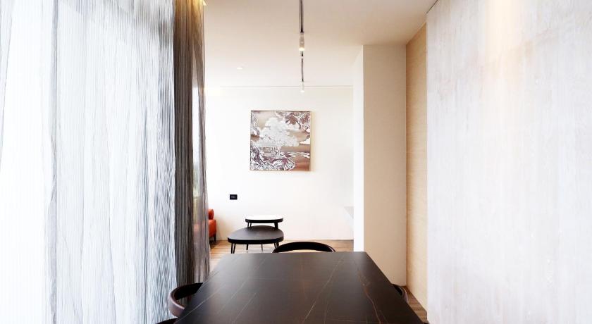 Image of Elegant Suite 8