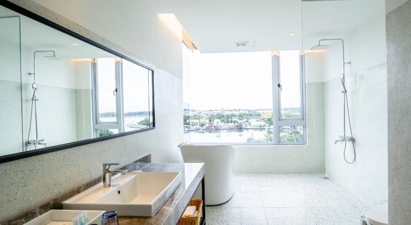 Image of Superior Lake View Suite 2