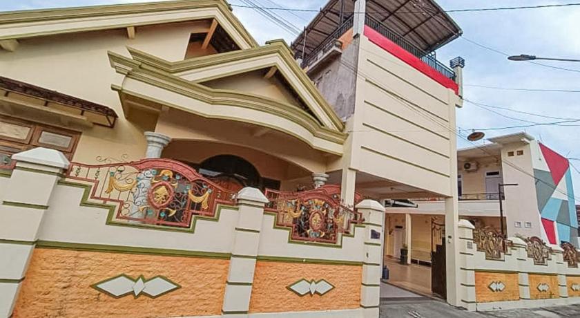 RedDoorz Syariah @ Aura Homestay photo