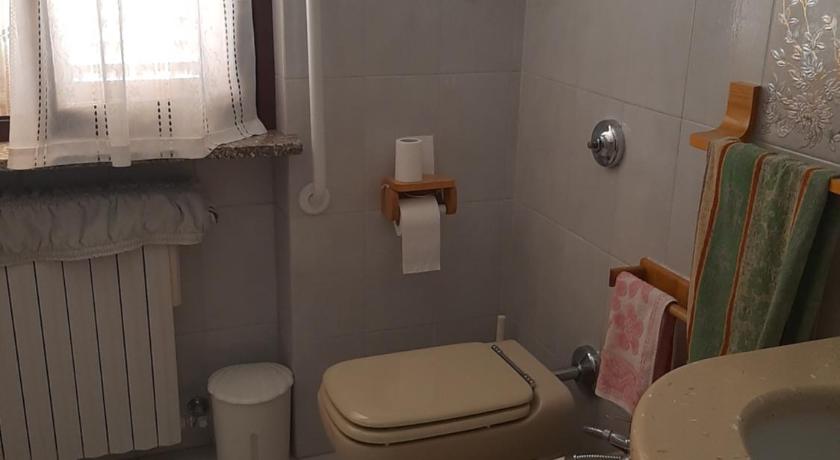 a bathroom with a toilet, sink, and tub, Casa vacanze da Cinzia in Zanica