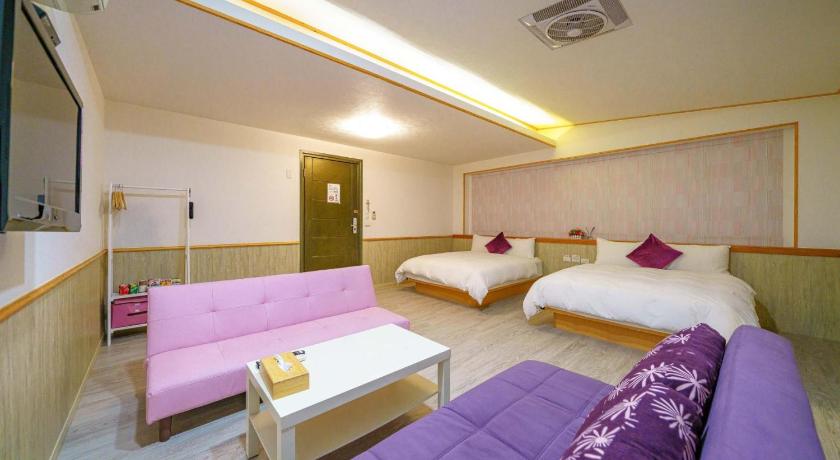 a hotel room with two beds and a desk, Honey House LuoDong in Yilan