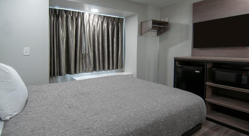 Americas Best Value Inn and Suites Lake Charles at I-210 Exit 5 photo