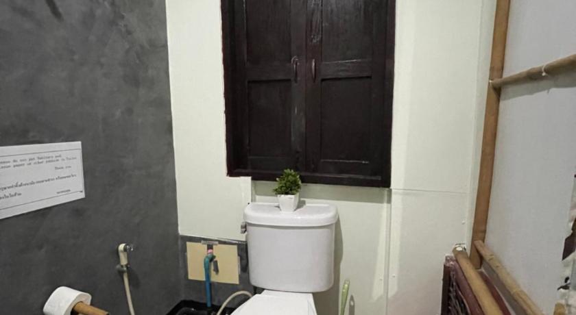 a bathroom with a toilet and a sink, Pano Solar Guest House (พาโน โซล่า เกสเฮ้าส์ ) in Trat