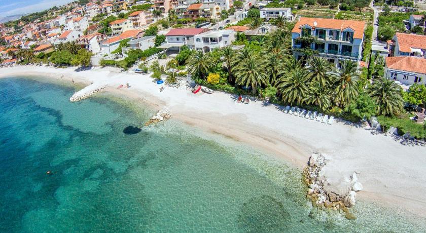 Apartments by the sea Podstrana, Split - 16829 — Hotel in Podstrana