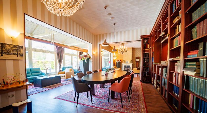a living room filled with furniture and a large window, Bastion Hotel Apeldoorn Het Loo in Apeldoorn
