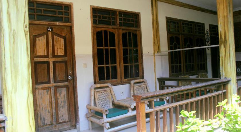 a room with a bench and a large window, OYO 1425 beach wind bungalows in Lombok