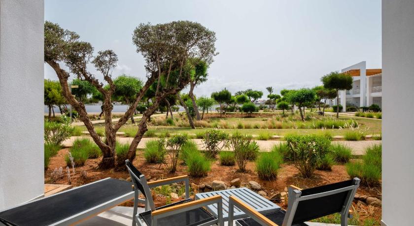 Superior Room - Garden View & Balcony 이미지 9