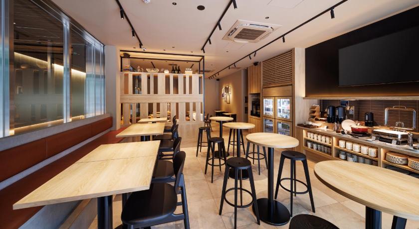 a dining room filled with tables and chairs, the b ginza in Tokyo