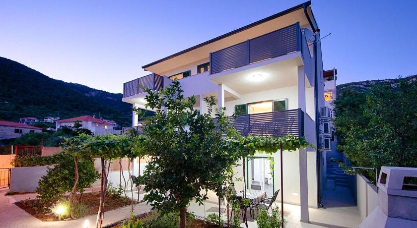 Apartments and rooms by the sea Komiza, Vis - 1151 — Hotel in Vis