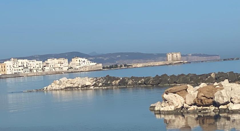 a large body of water with mountains, Gafada 2 in Trapani