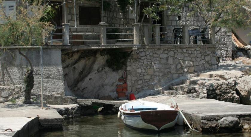 Apartments by the sea Cove Vela Prapratna (Peljesac) - 4514 — Hotel in Trpanj
