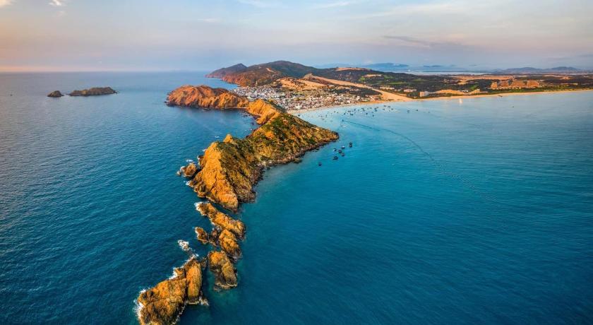 a large body of water with a lighthouse, Nhon Ly Homestay in Quy Nhon (Binh Dinh)