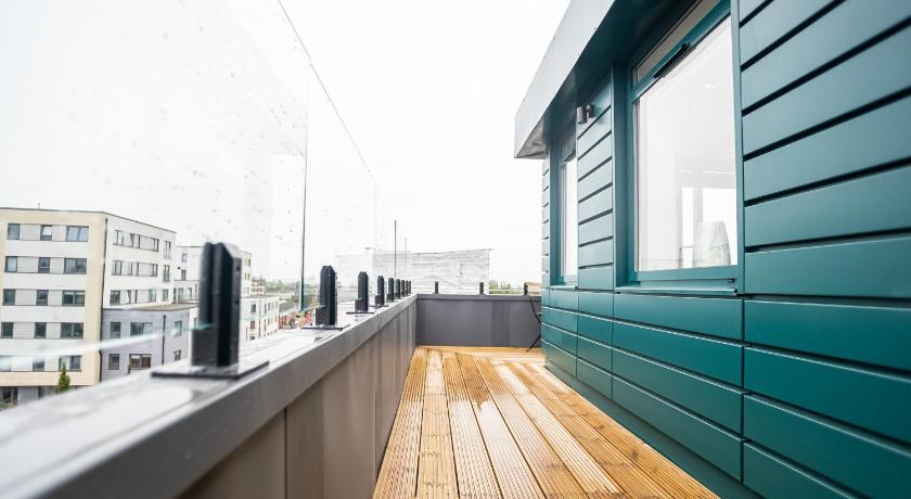 Deluxe & Chic 1 & 2 Bed Apts near Heathrow, Legoland, & Windsor Slough photo
