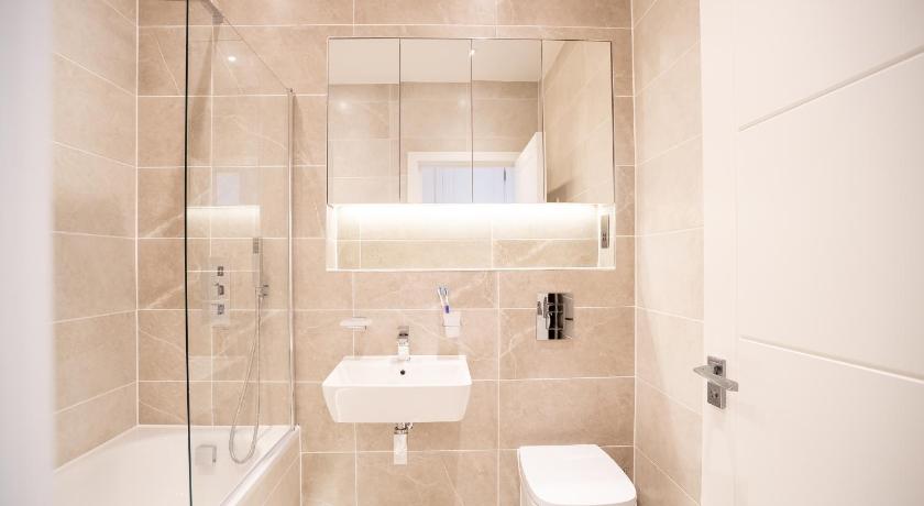 Deluxe & Chic 1 & 2 Bed Apts near Heathrow, Legoland, & Windsor Slough photo