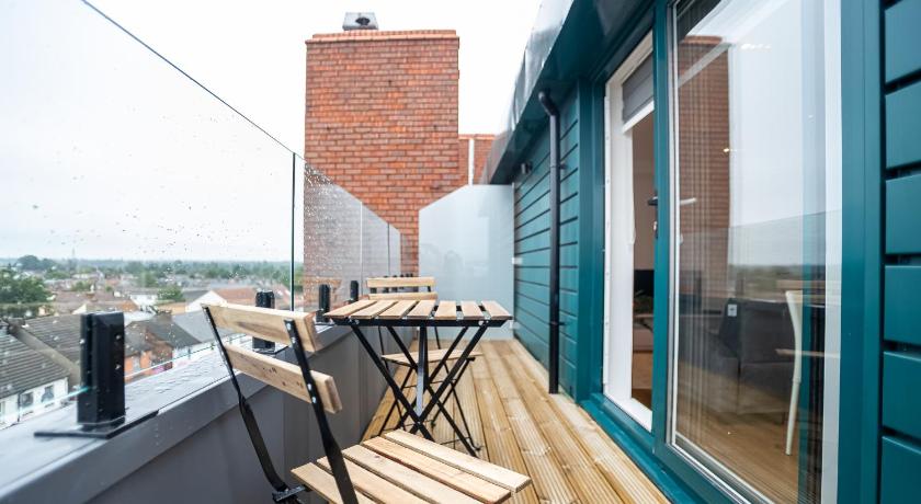 Deluxe & Chic 1 & 2 Bed Apts near Heathrow, Legoland, & Windsor Slough photo