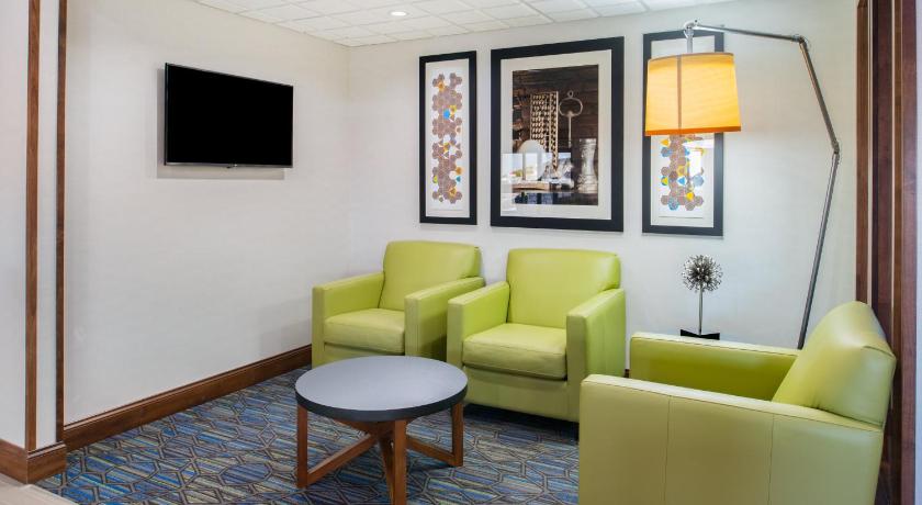 Holiday Inn Express Hotel & Suites Bismarck photo