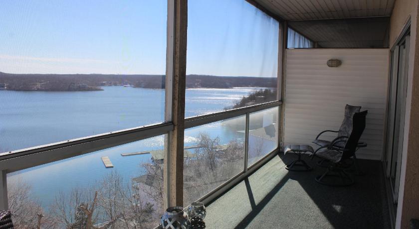 Lake Ozarks Get Away Topsider photo
