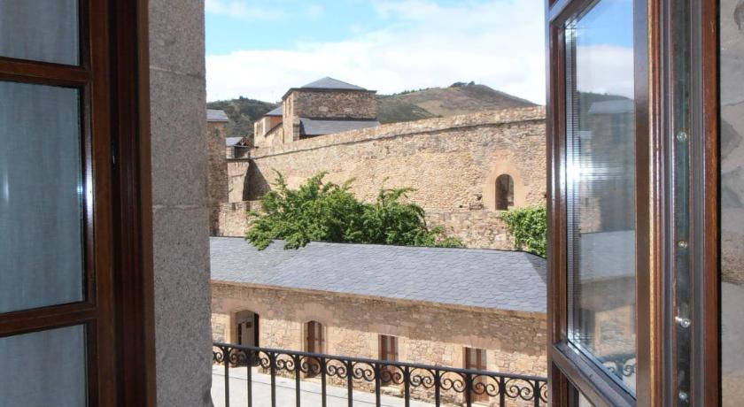 Hostal Virgen de la Encina photo